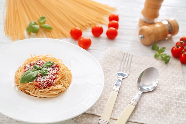스파게티와 소스 테이블에 격판덮개입니다. 맛 있는 파스타 요리법 — 스톡 사진