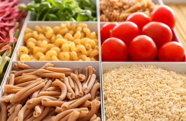 Kutuları farklı pişmemiş makarna ve ürünleri, closeup ile