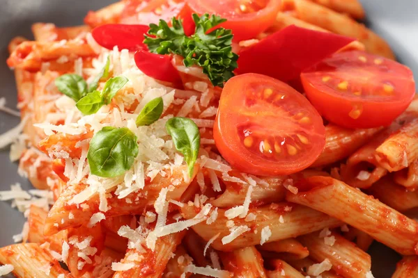 Вкусная паста с томатным соусом и сыром, крупным планом — стоковое фото