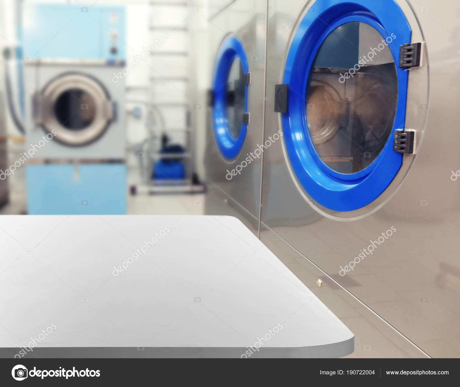 Tisch Und Waschmaschinen In Der Selbstbedienungswascherei Stockfoto C Serezniy 190722004