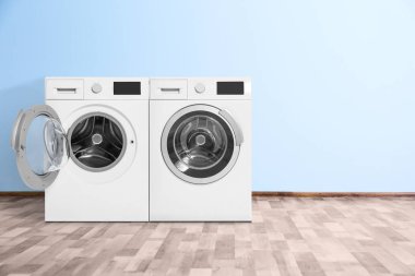 Modern çamaşır makineleri renk duvar kapalı yakınındaki. Çamaşır günü