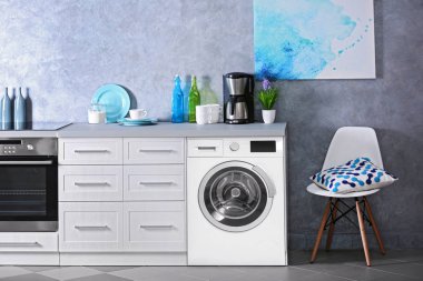 İç çamaşır makinesi ile modern mutfak. Çamaşır günü
