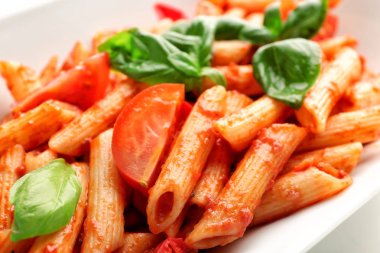 Plaka, closeup üzerinde domates soslu lezzetli makarna