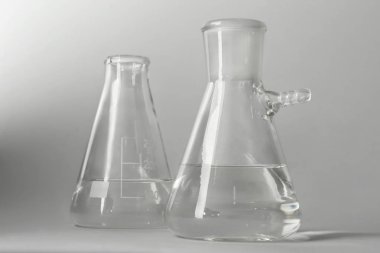 Açık renkli su ile test şişeler