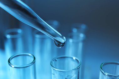 Pipet damlama örnek renk arka plan, closeup test tüp içine