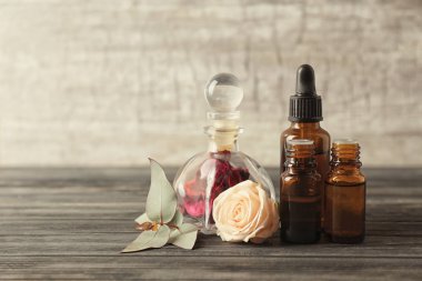 Uçucu yağlar masada şişe ile kompozisyon. Doğal kozmetik