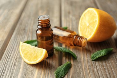 Tabloda narenciye esans şişeleri. Doğal kozmetik