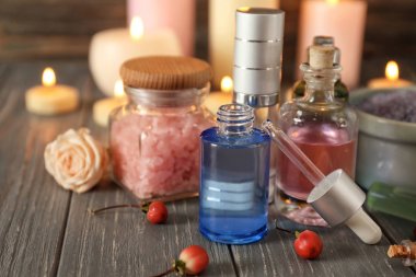 Uçucu yağlar masada şişe ile kompozisyon. Doğal kozmetik