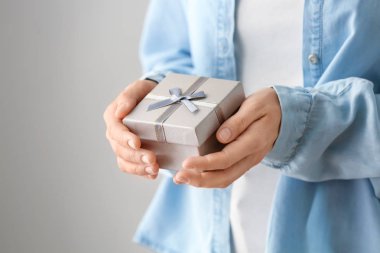 Hediye kutusu renk arka plan, closeup üzerinde tutan kadın