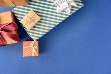 Hediye kutuları üzerinde renk arka plan, üstten görünüm