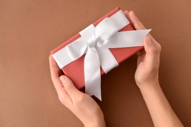 Hediye kutusu renk arka plan, üstten görünüm üzerinde tutan kadın