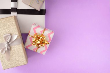 Hediye kutuları üzerinde renk arka plan, üstten görünüm