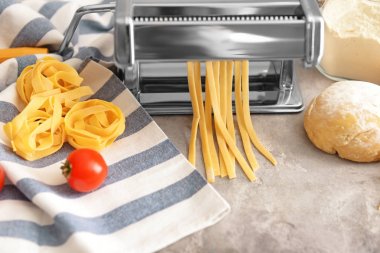 Makarna makinesi masada Tagliatelle yapma