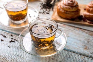 Cam bardak ile aromatik çay tablo