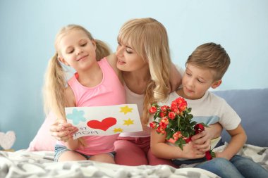 Sevimli küçük çocuklar anneleri evde tebrik