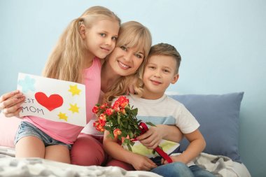 Sevimli küçük çocuklar anneleri evde tebrik