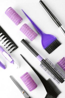 Profesyonel berber aletleri beyaz arka planda, üstten görünüm