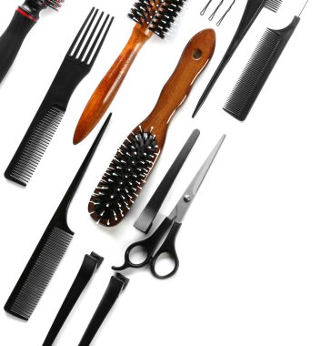 Profesyonel berber aletleri beyaz arka planda, üstten görünüm