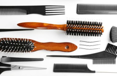 Profesyonel berber aletleri beyaz arka planda, üstten görünüm