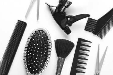 Profesyonel berber aletleri beyaz arka planda, üstten görünüm