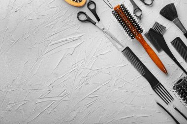 Gri arka plan üzerinde profesyonel berber aletleri ile düz yatıyordu kompozisyon