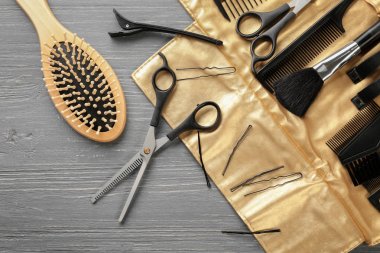 Ahşap arka plan üzerinde profesyonel berber aletleri ile düz yatıyordu kompozisyon