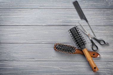 Ahşap arka plan üzerinde profesyonel berber aletleri ile düz yatıyordu kompozisyon