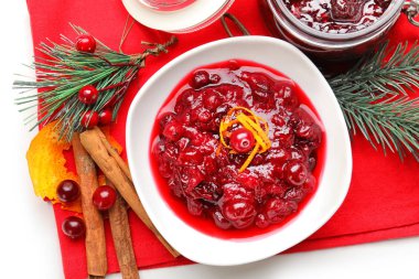 Düz yatıyordu kompozisyon kırmızı kumaş üzerine kızılcık sosu ile