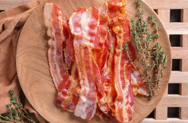 Lezzetli kızarmış domuz pastırması ahşap tahta üzerinde kekik ile