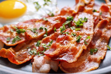 Kızartma tavası, closeup lezzetli pastırma