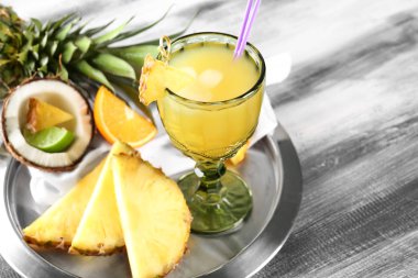 Metal tepsi dilimlenmiş meyve ile tatlı ananas suyu