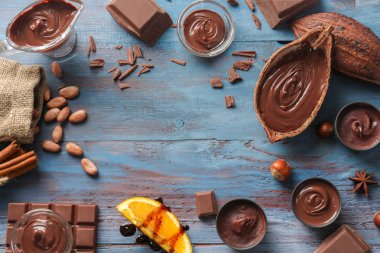 Ahşap arka plan üzerinde lezzetli çikolata ile kompozisyon