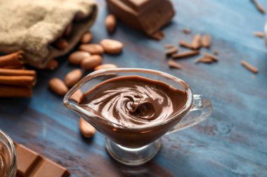 Lezzetli eritilmiş çikolata ile sos teknede ahşap masa