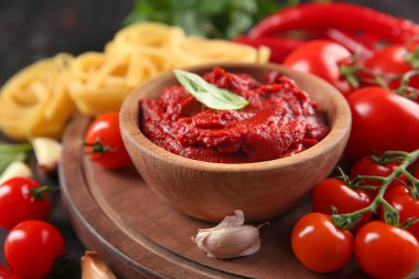 Kırmızı sos ve sebze tablo ile kase