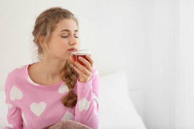 genç kadın evde çay içme