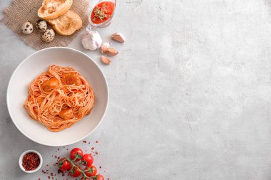 Işık arka plan üzerinde lezzetli makarna ile kompozisyon