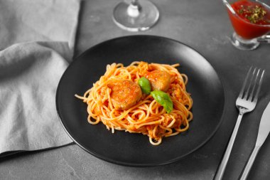 Tabak masada et ve domates soslu lezzetli makarna