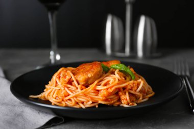 Tabak masada et ve domates soslu lezzetli makarna