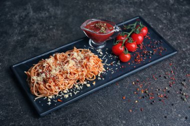 Tabak tablo üzerinde peynir ve domates soslu lezzetli makarna
