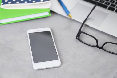 Masada boş ekran olan akıllı telefon