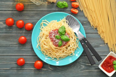 Tabak spagetti ve masada sos ile. Lezzetli makarna tarifleri