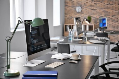 Ofis iç bilgisayar ve tablolar. Çalışma alanı tasarım