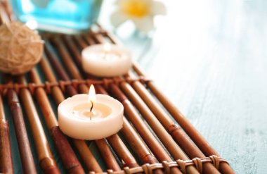 Aromaterapi bambu tepsi için yanan mum