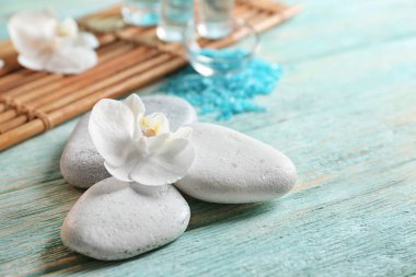 Ahşap masa üzerinde güzel çiçek taşlarla Spa