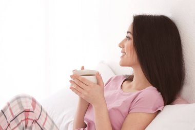 Fincan çay evde olan güzel kadın