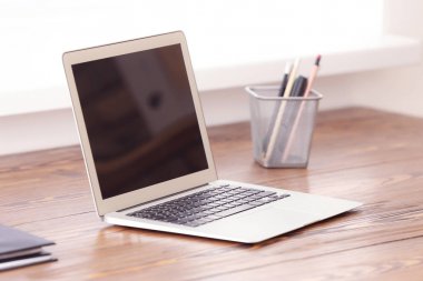 Masa üstünde laptop ile rahat çalışma alanı