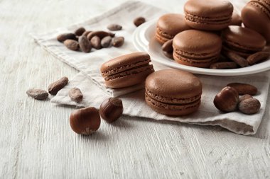 Lezzetli çikolata macarons ahşap arka plan üzerinde
