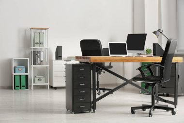 Masa üstünde laptop ile rahat çalışma alanı