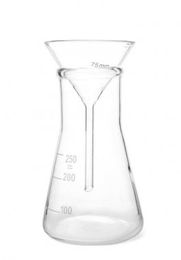 Beyaz arka plan üzerinde konik şişesi ve filtre huni