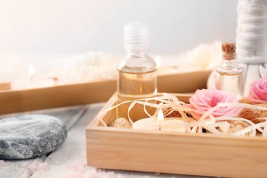 Mumlar ve ahşap masaya çiçek Spa kompozisyonu